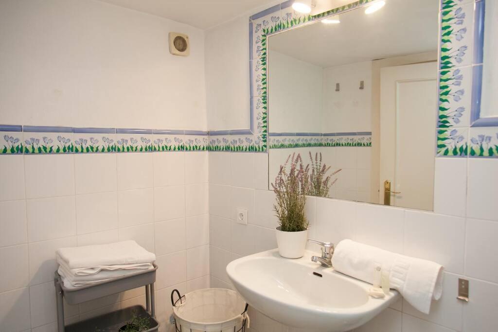 Idyllic & Loveliest With Patio.private Parking *